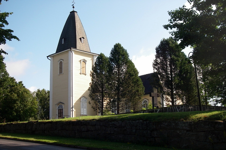 Hämeenkyrön kirkko kesällä.