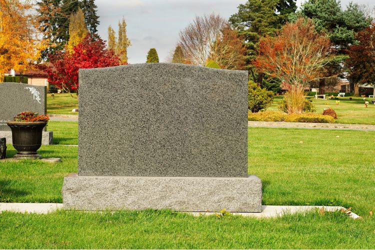 Hautakivi, jossa ei ole tekstiä, hautausmaalla.