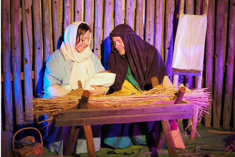 Maria, Joosef ja Jeesus -vauva seimen luona.