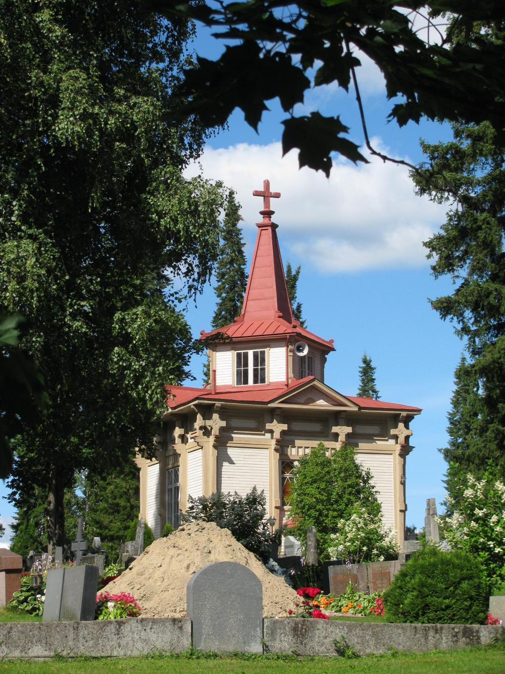 Kuvassa vanha hautausmaa ja kappeli