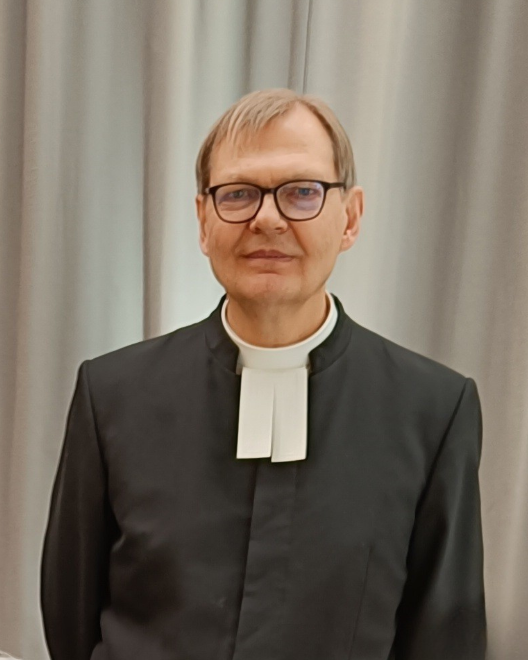 Kuvassa Jorma Pitkänen papin juhlapuvussa.