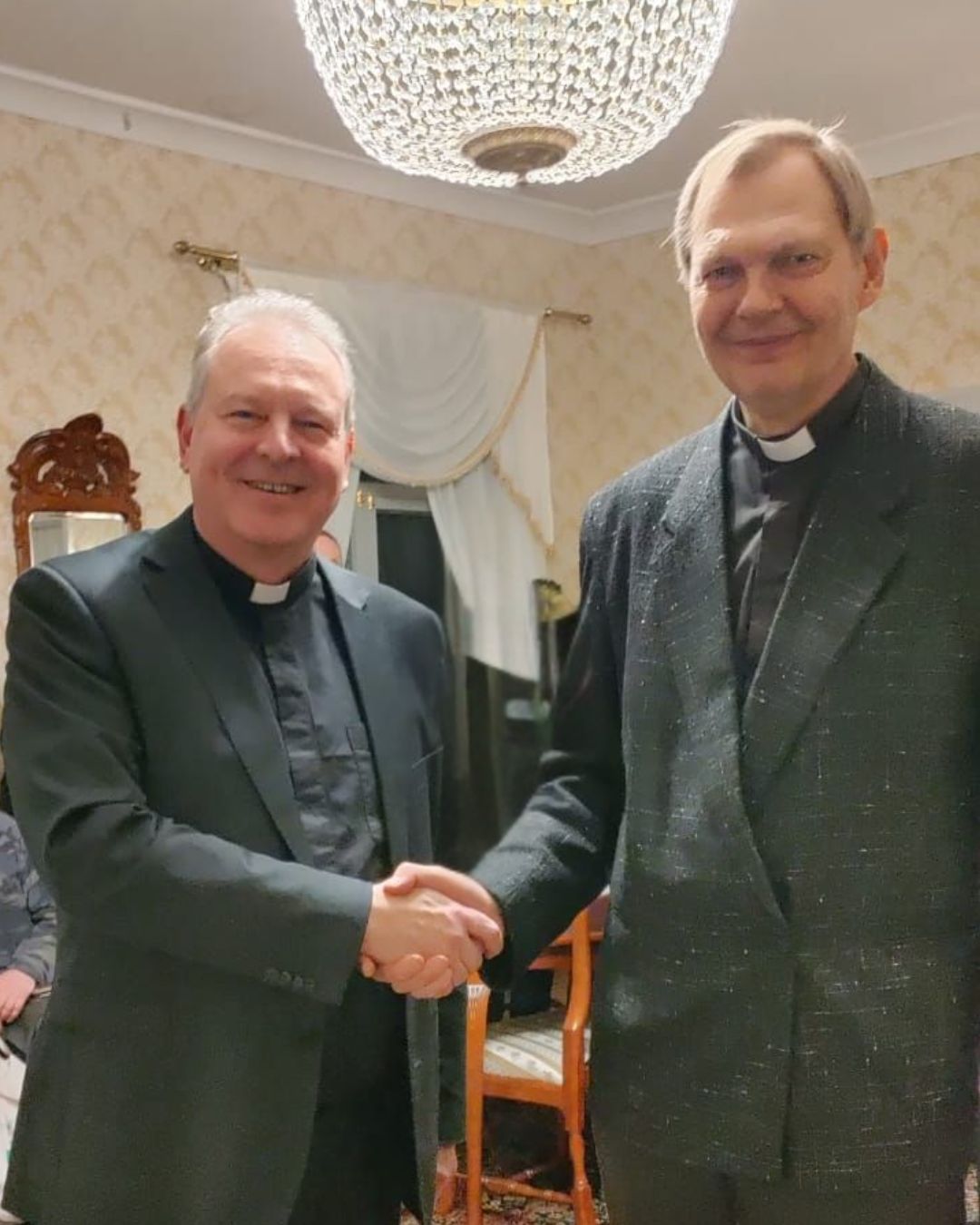 kaksi miestä kättelemässä.