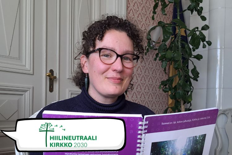 Pirita Nikolaev edessään kirja ja Hiilineutraali kirkko 2023 -logo.