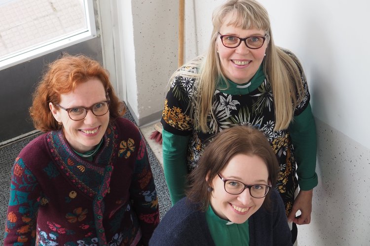 Hämeenkyrön seurakunnan diakoniatyöntekijät Pirjo, Johanna ja Suvituuli.