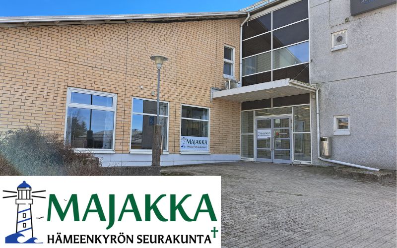 Majakan logo sekä kuva liikekeskuksesta Kyrönsarventieltä ulkoapäin kuvattuna.