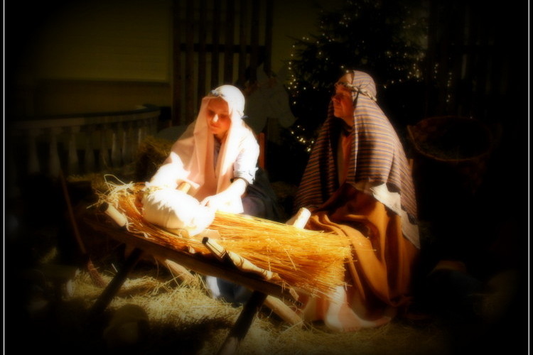 Maria, Joosef ja Jeesus -vauva seimen luona.