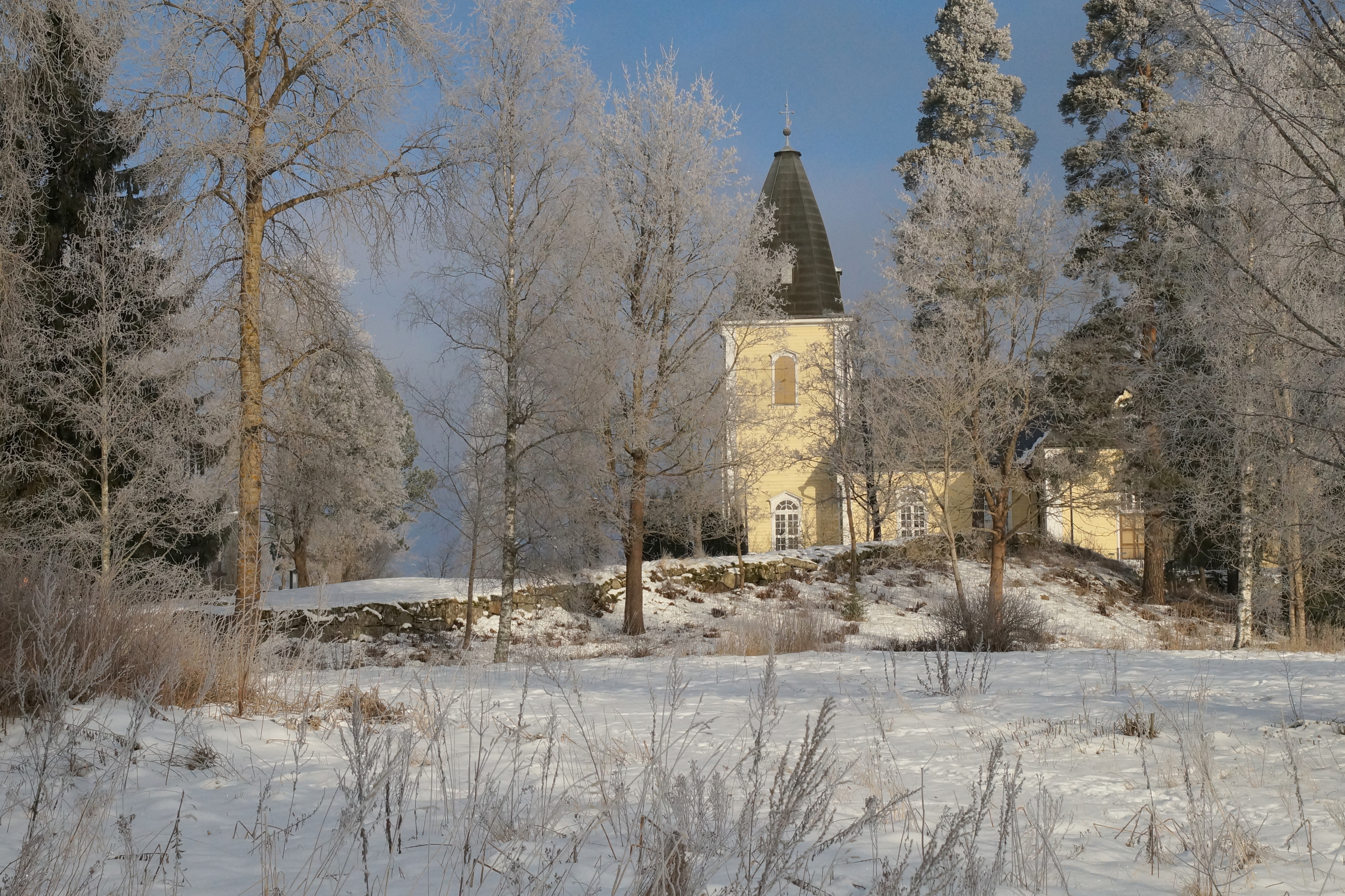 Hämeenkyrön kirkko aamuauringon valossa.