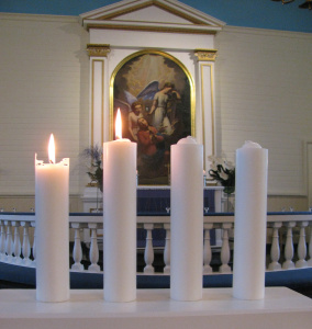 Kuvassa adventtikynttelikkö, jossa palaa kaksi kynttilää
