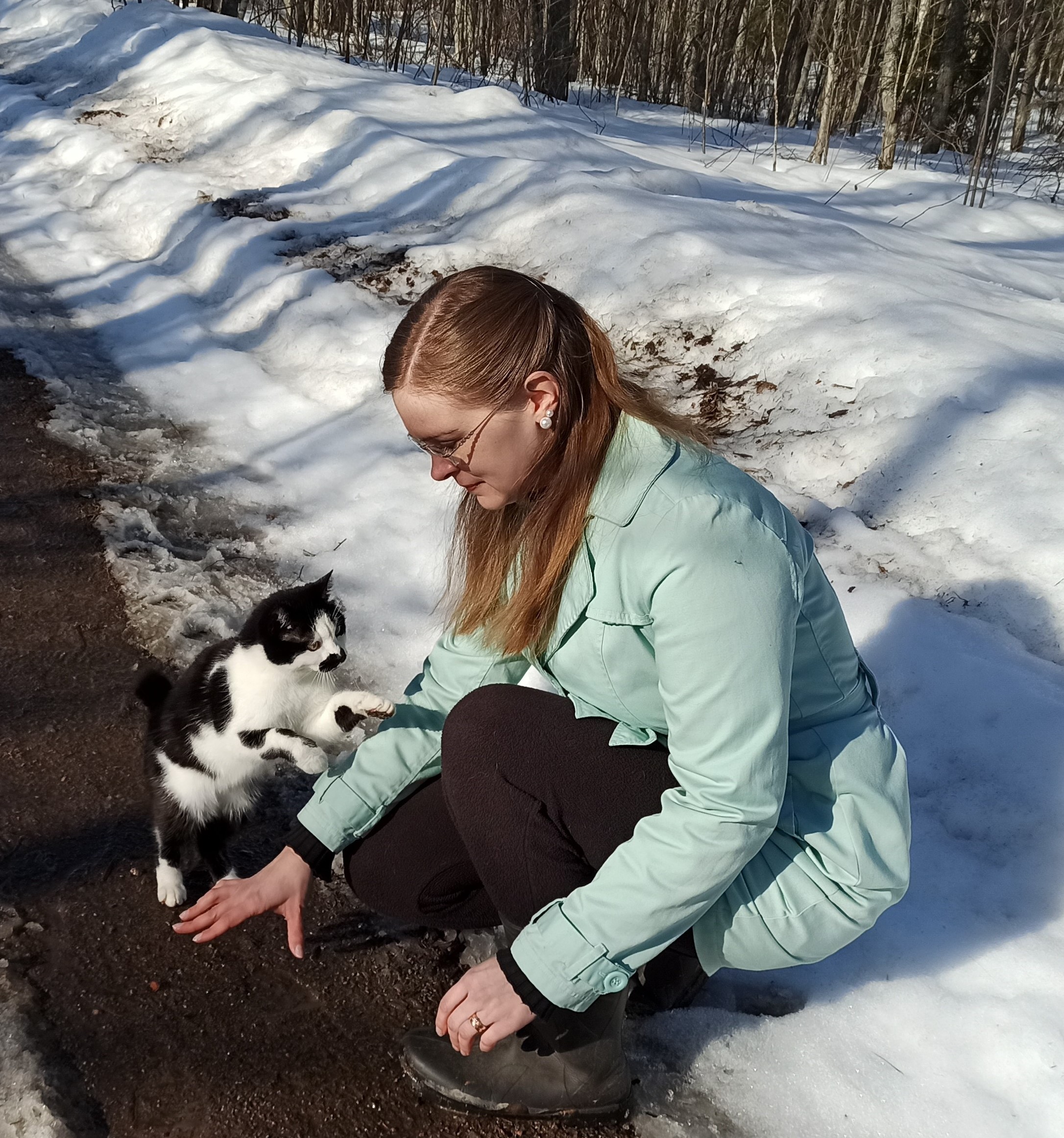 Anu-papilla on asiaa osa 31: Kaikki on mahdollista! Kuvassa Anu-pappi ja Lumikki -kissa keväisellä tiellä