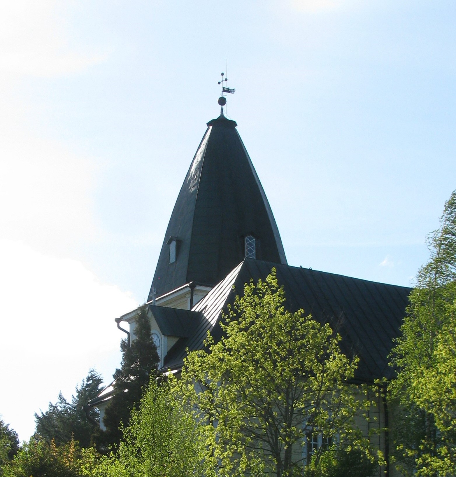 Kirkko on auki! Kuvassa Hämeenkyrön kirkko