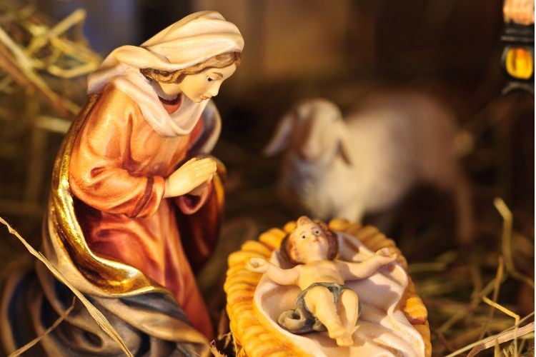 Maria ja Jeesus-lapsi tallissa, taustalla on lammas.