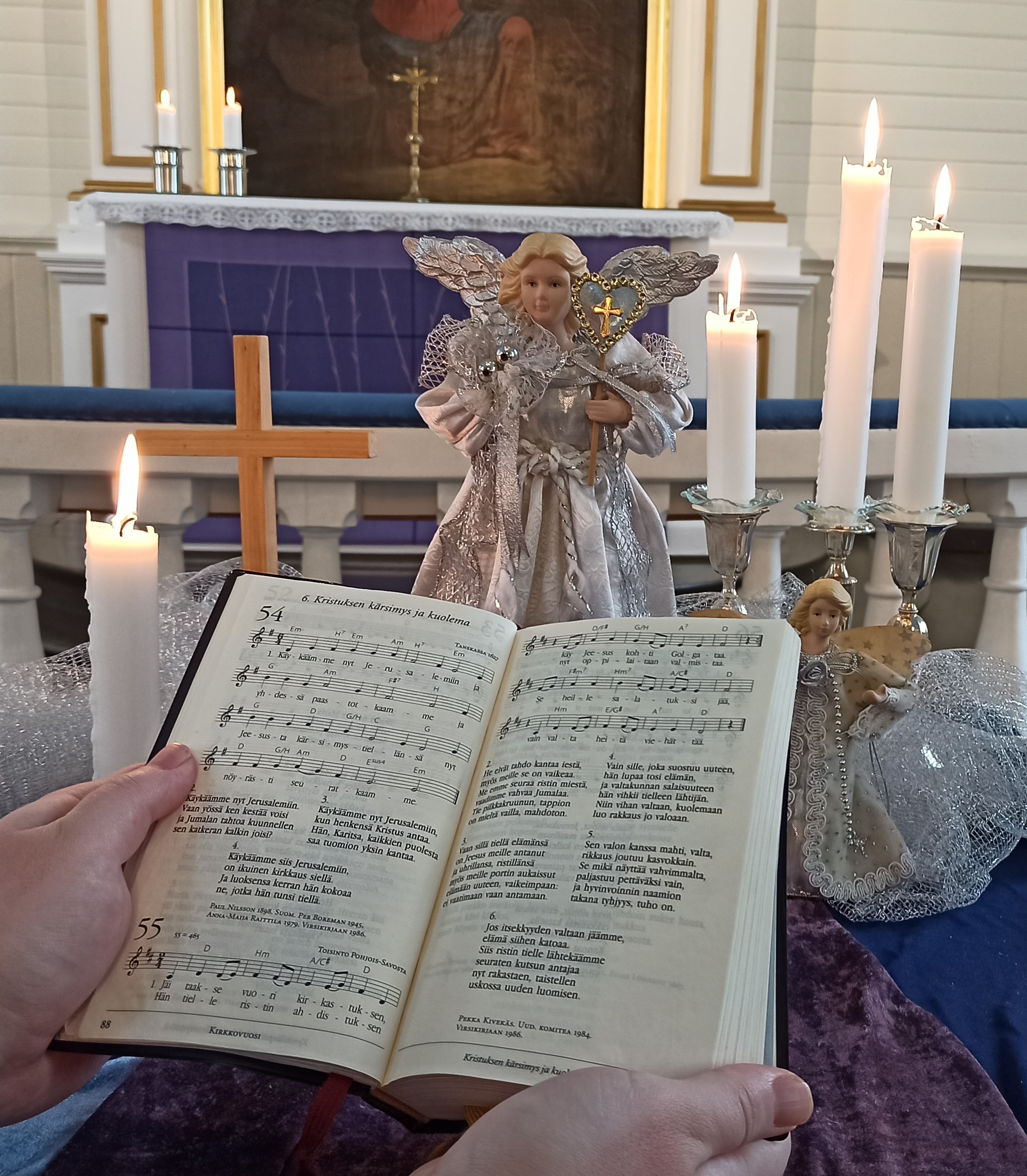 Lempivirsi-ilta Kuvassa virsikirja, kynttilöitä ja paastonajan alttari