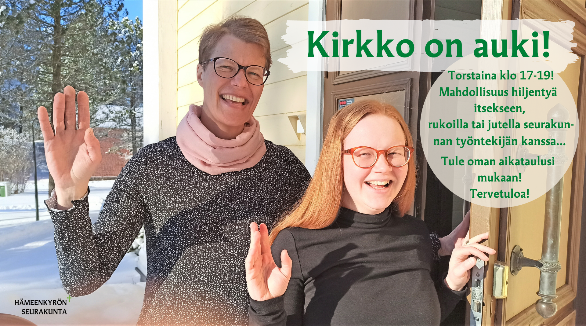 Kirkko on auki! Kuvassa seurakunnan työntekijät toivottavat tervetulleeksi kirkon ovella