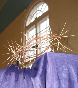 Orjantappurakruunu violetin liinan päällä, taustalla Hämeenkyrön kirkon ikkuna