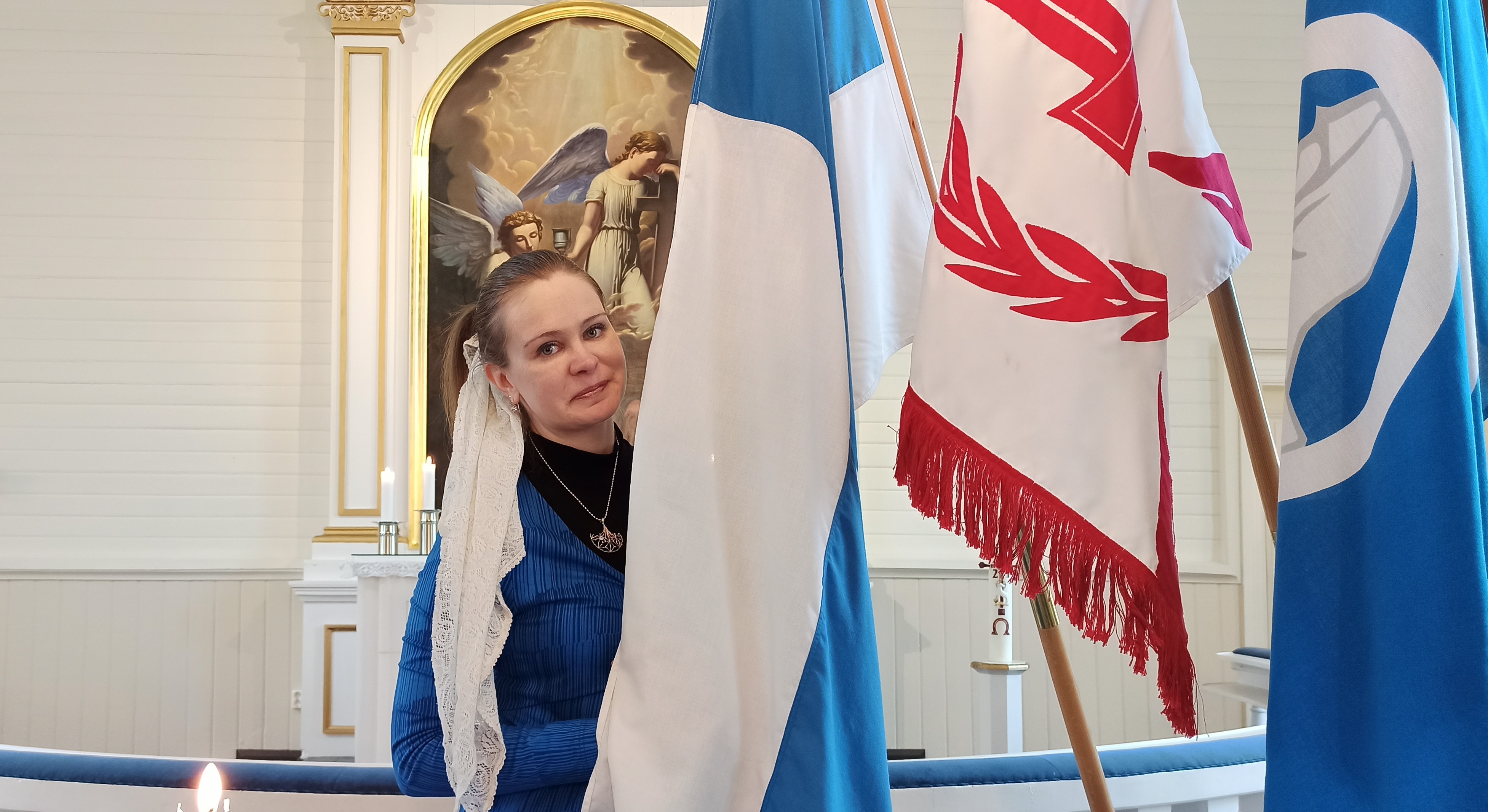 Anu-papilla on asiaa osa 33: Veteraanin iltahuuto Kuvassa Anu-pappi ja Suomen lippu sekä veteraaniliput