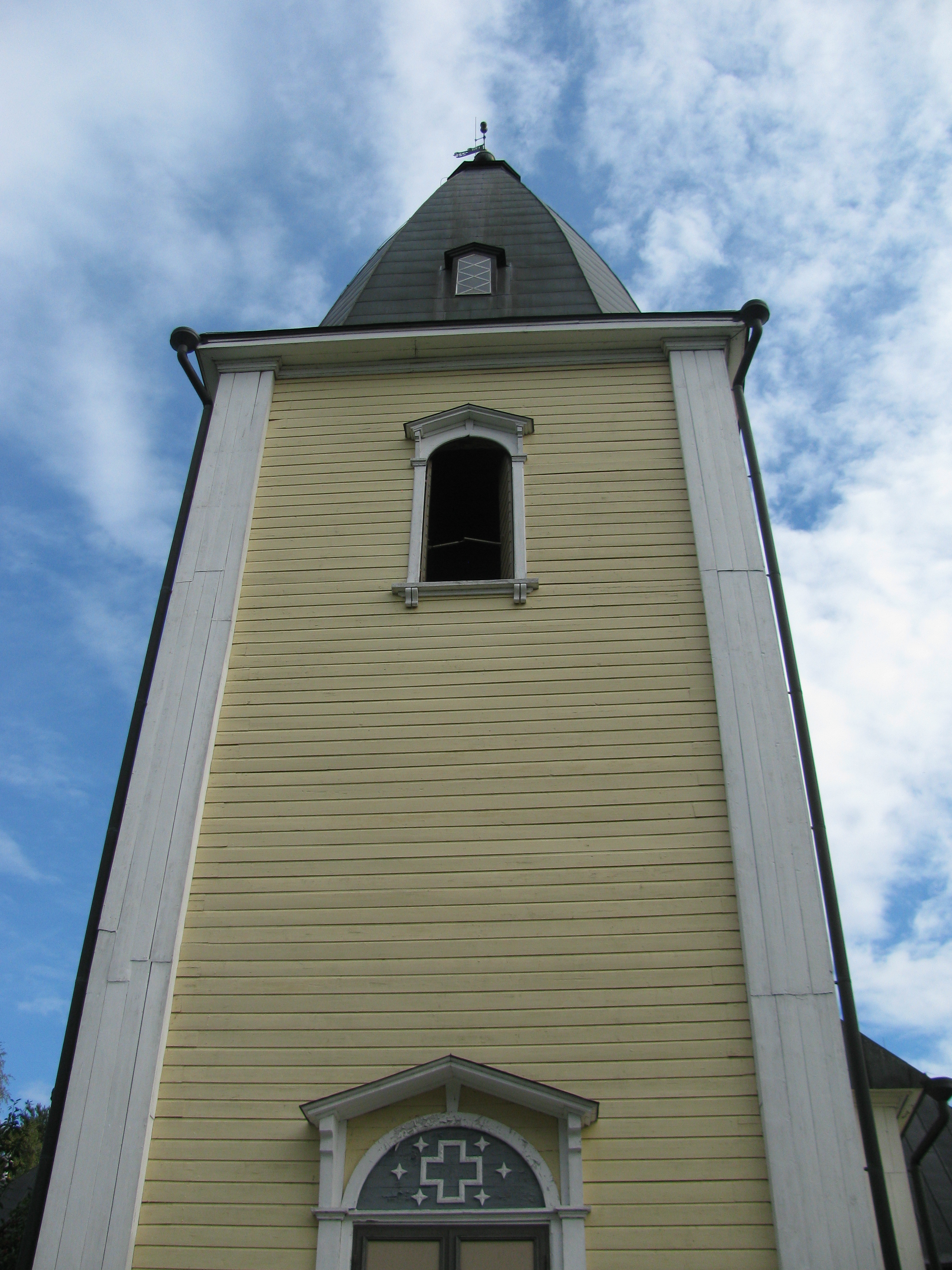 Kuvassa Hämeenkyrön kirkon kellotapuli