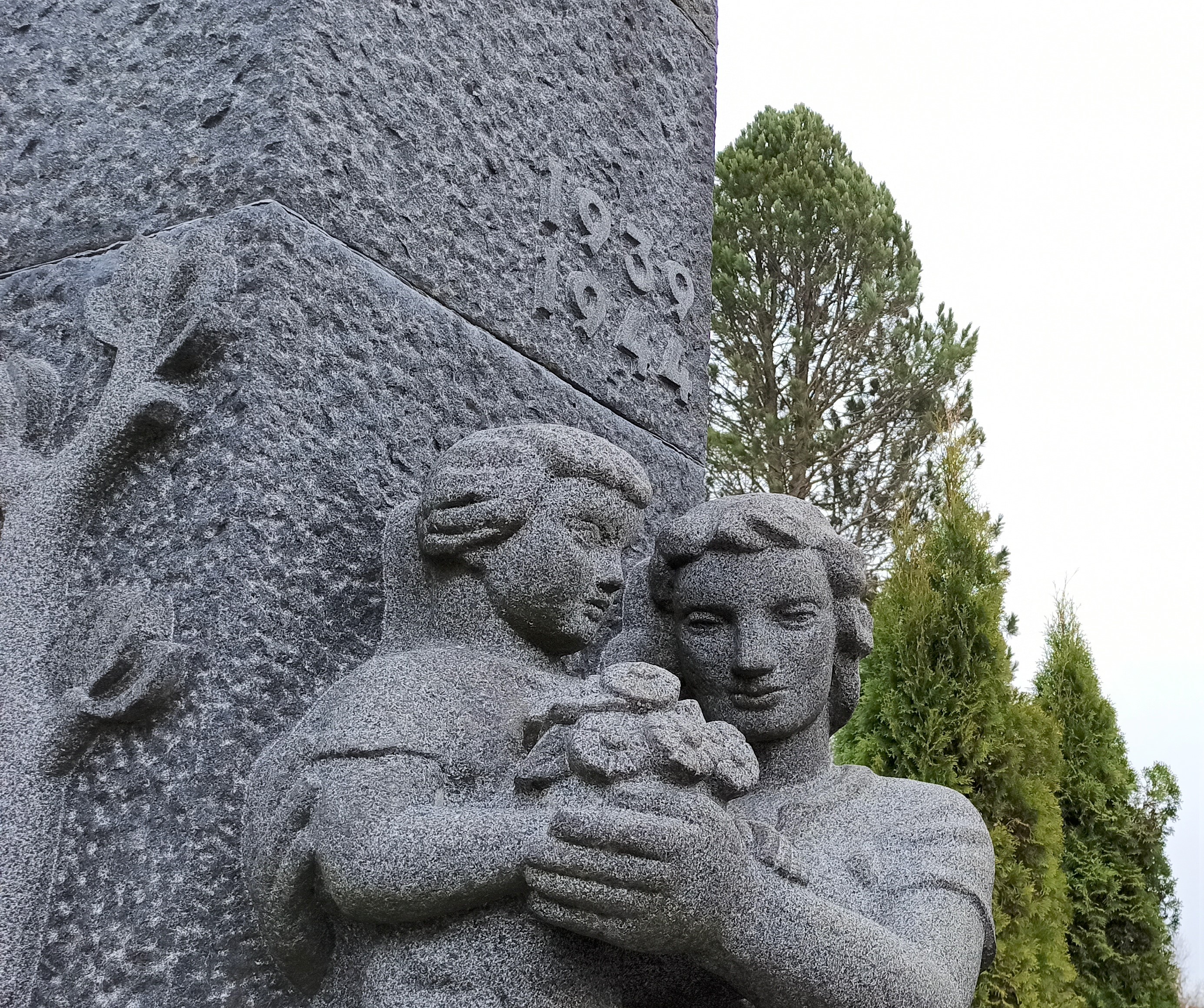 Kuvassa Hämeenkyrön sankaripatsaan äiti ja lapsi