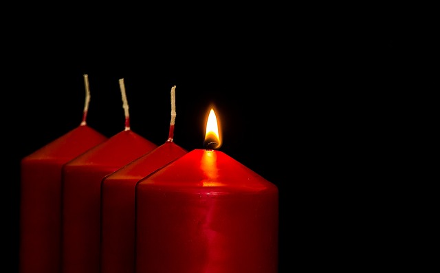 STRIIMI: Ensimmäisen adventtisunnuntain messu Neljä kynttilää, joista yksi on sytytetty