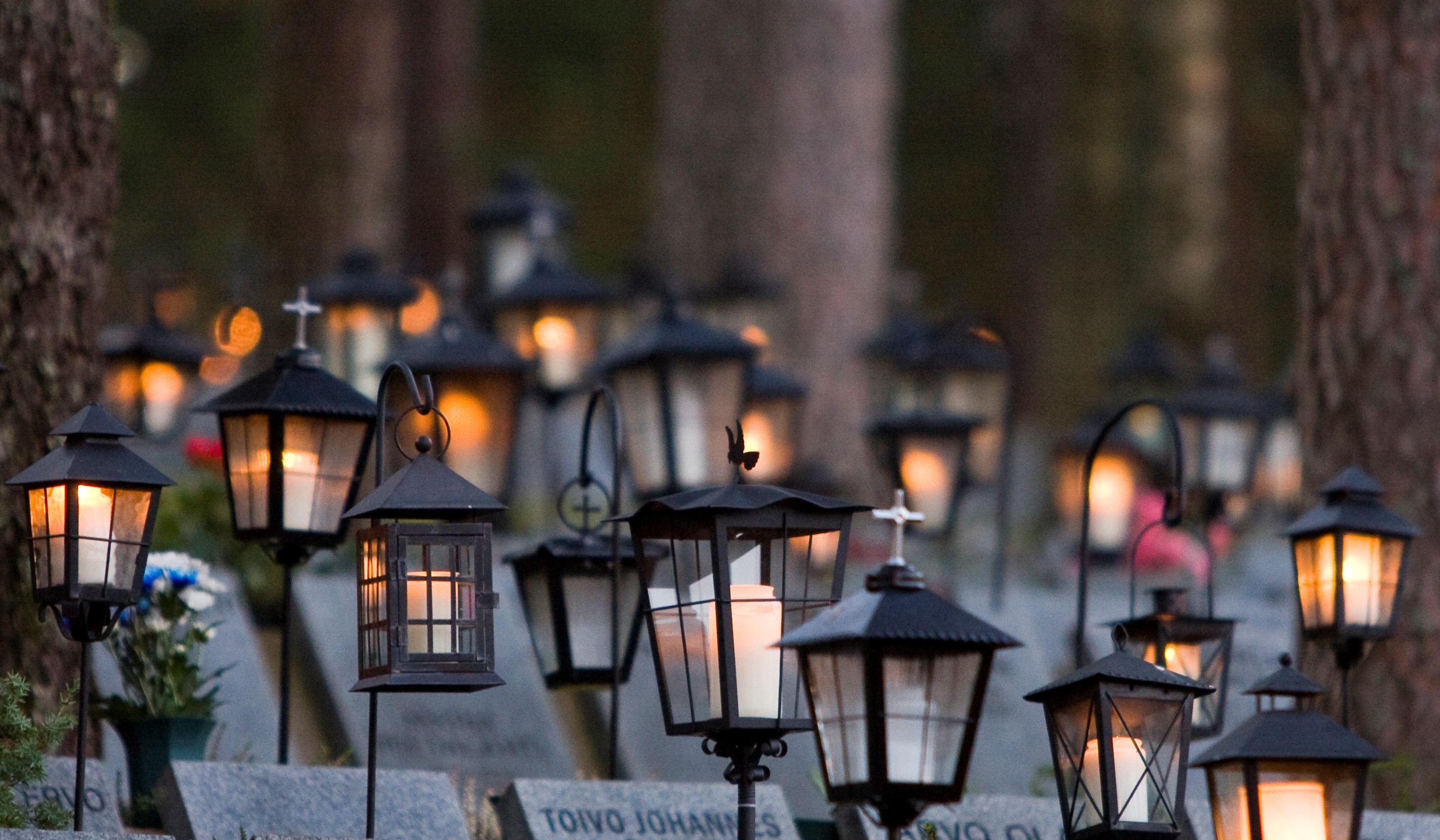 Pyhäinpäivän iltakirkko ja vainajien muistaminen