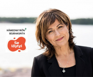 Nina Åström sekä Se löytyi -mission logo ja Hämeenkyrön seurakunnan logo.