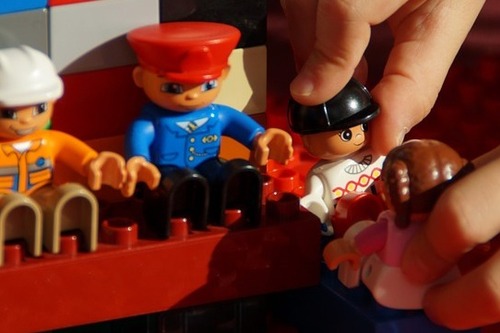 Duplo-hahmot lapsen käsissä.