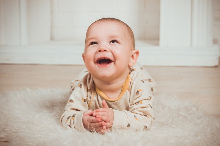 Vauva nauraa