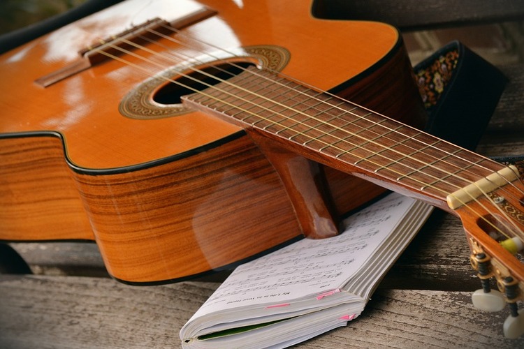 kitara ja laulukirja
