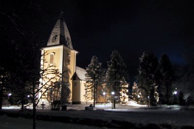 Avaa kuva isommaksi Kirkko pimeänä iltana