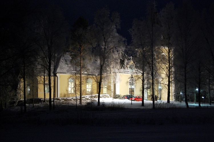 Avaa kuva isommaksi Kirkko pimeänä iltana