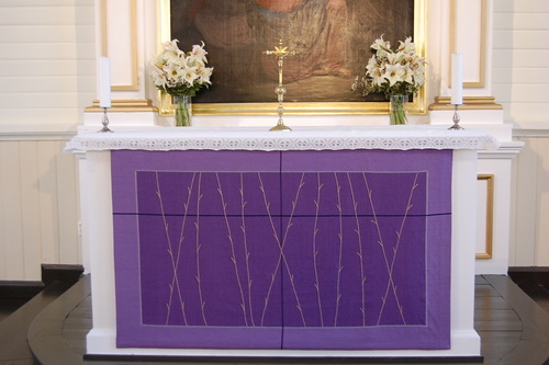 Avaa kuva isommaksi Violetti on katumuksen, odotuksen ja parannuksen väri.