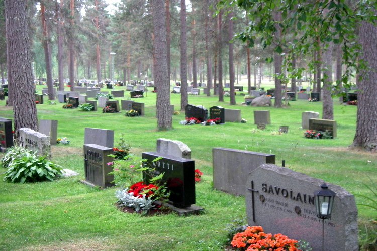 Hautakiviä hautausmaalla kesällä.