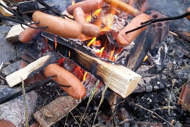 Makkaraa leirinuotiolla.