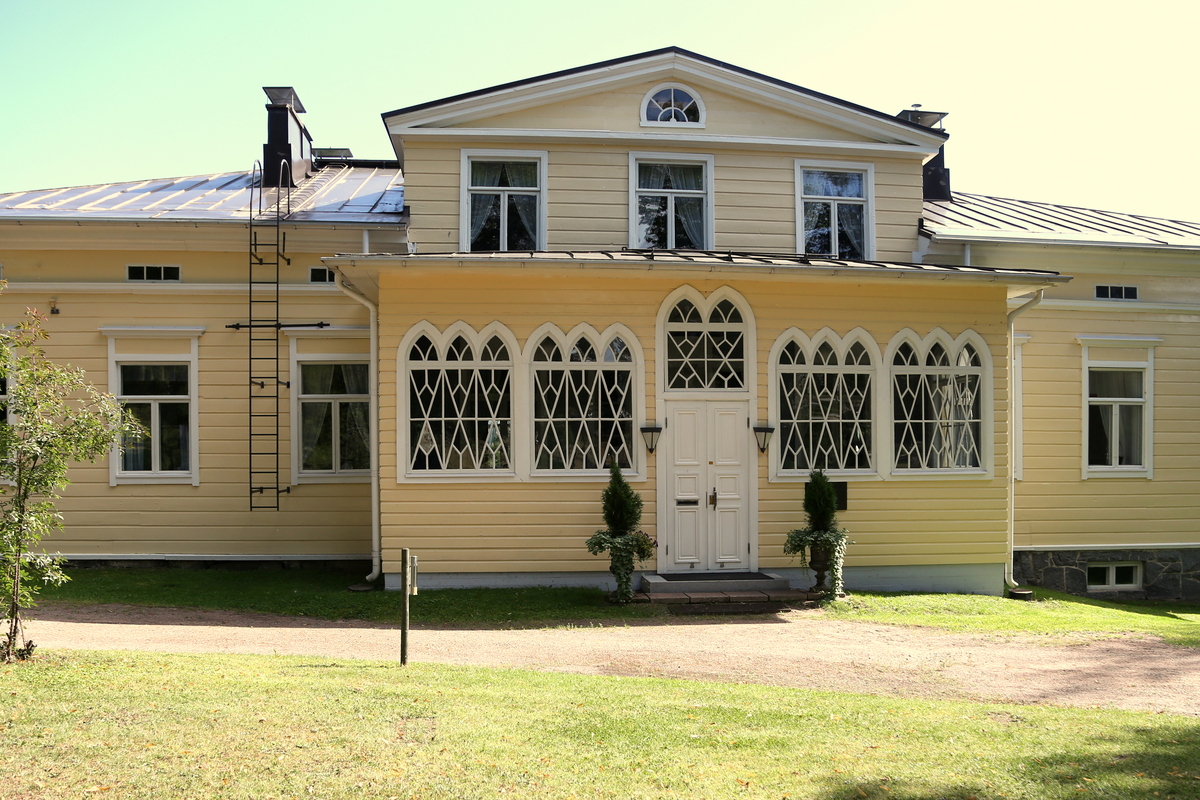 Isopappilan edestäpäin kuvattuna.