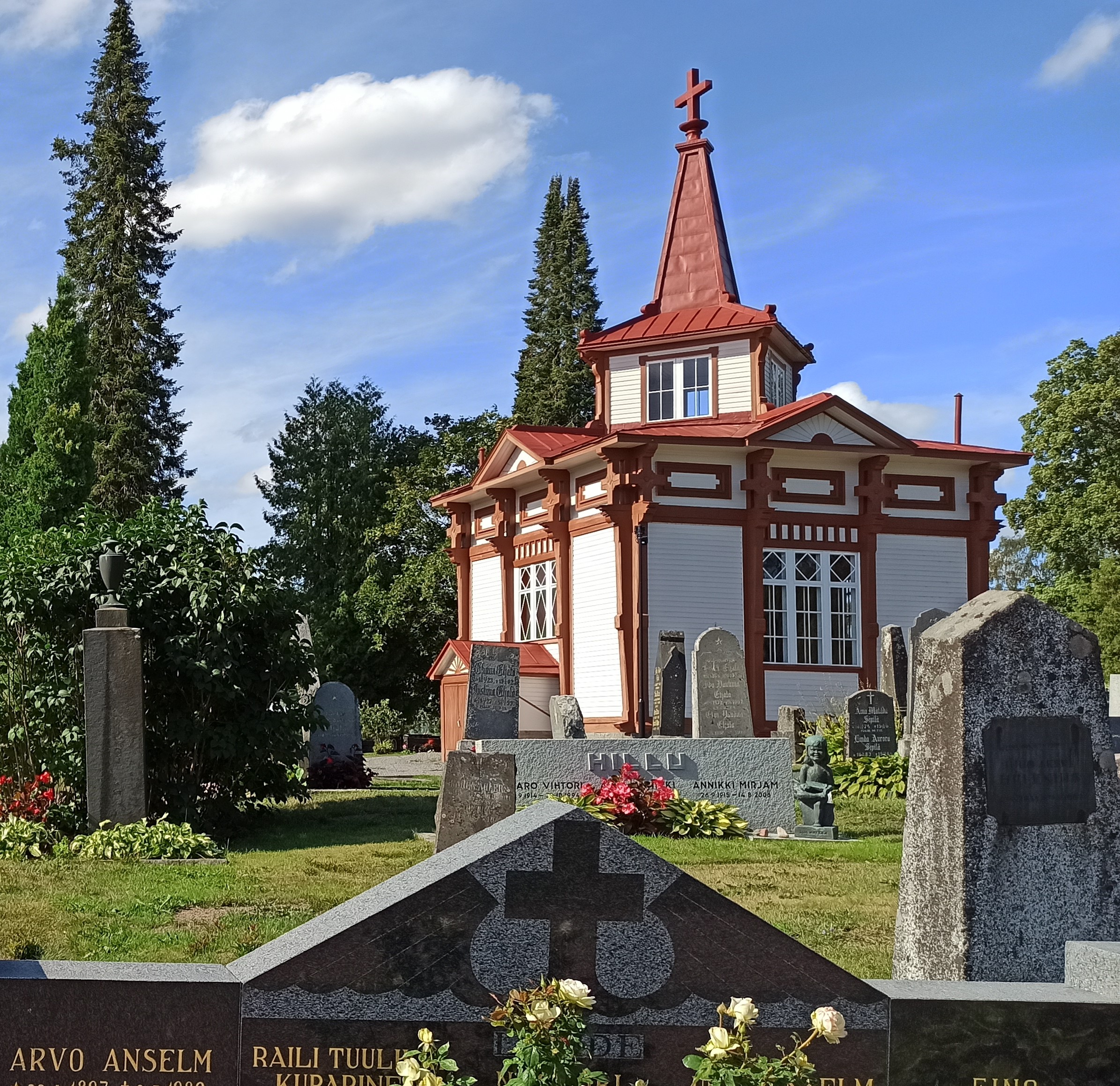 Vanha hautausmaa ja sen kappeli kesäisessä kukkaloistossa