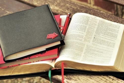 raamattu ja muistiinpanovihkot