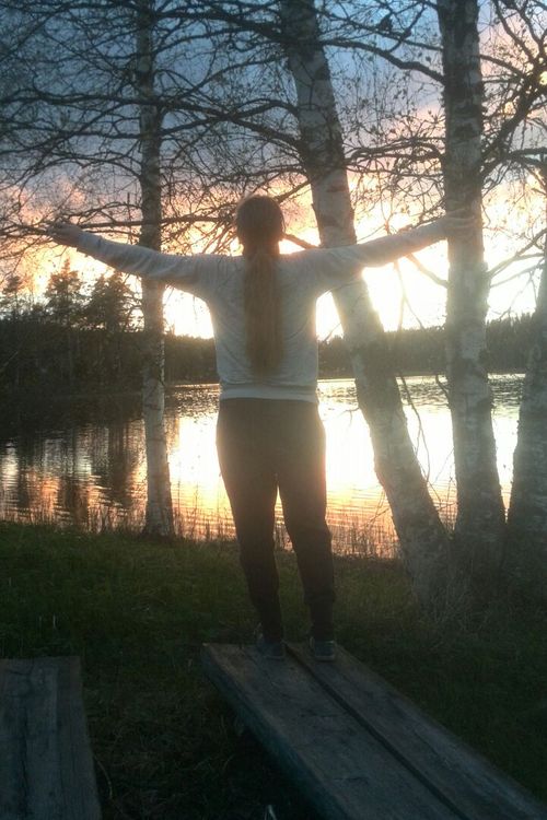 Ilta-aurinko leirikeskuksen rannassa