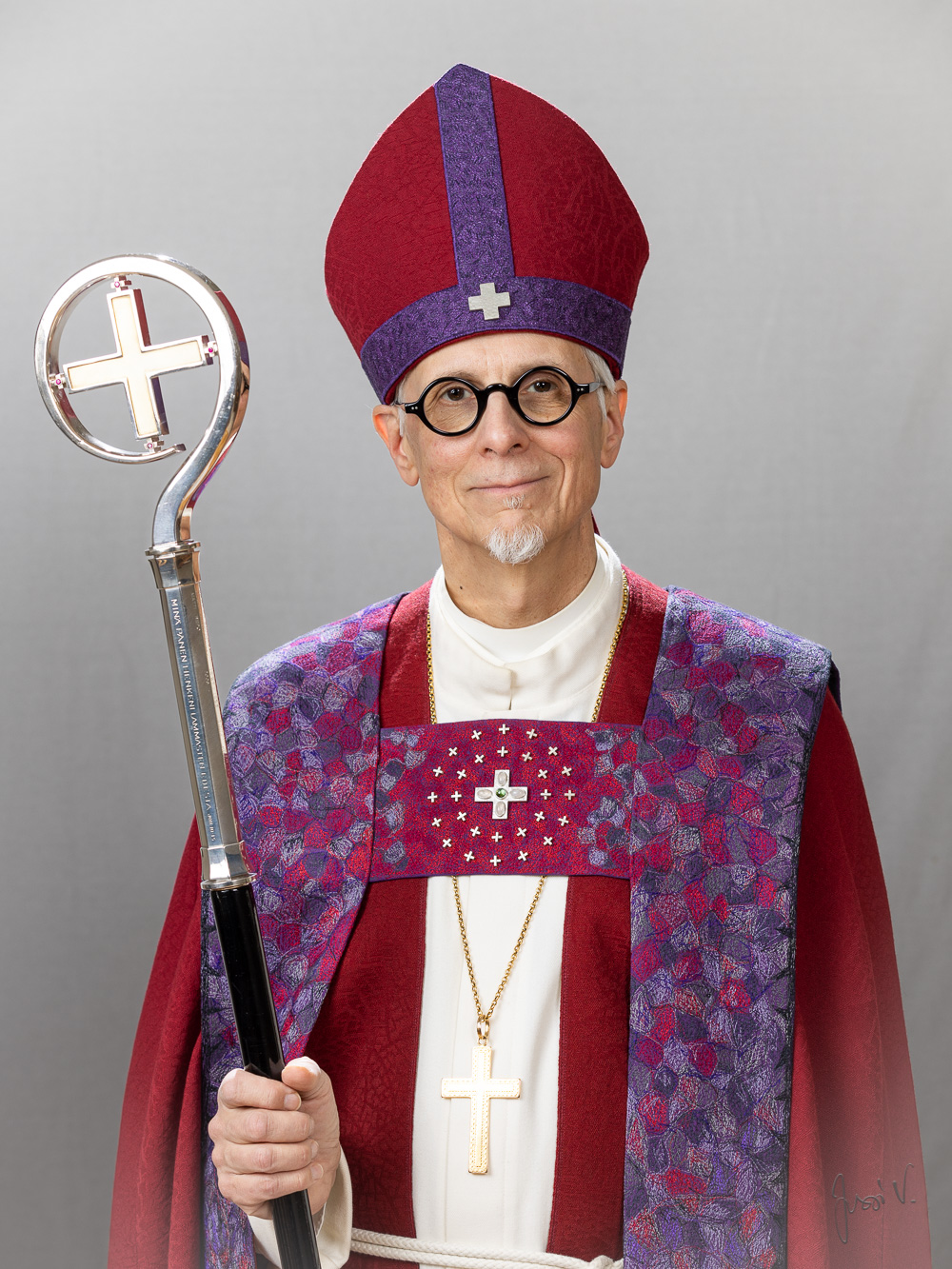 Piispa Matti Repo piispan hiippa päässä ja piispan sauva kädessään.